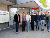 Bild: Gruppenfoto vor dem Eingang des neuen BildungsLokal Milbertshofen–Am Hart mit Vertreter*innen der Stadt München und Projektbeteiligten. V.l.n.r.: Stadtschulrat Florian Kraus, Stadträtin Lena Odell, Petra Heinen (Leitung Bildung im Quartier), Stadtdirektor Peter Scheifele, Mathias Marschall (Leiter Pädagogisches Institut / ZKB), Jil Saeger (Lokale Bildungsberaterin), Henrik Althöhn (Lokaler Bildungsmanager).