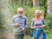Senioren joggen durch den Wald