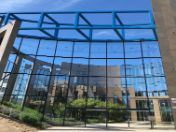 Bild zeigt die Aussenfassade, es ist eine Glaswand, des Gebäudes Ridlerstraße 75, wo sich das Sozialbürgerhaus Laim Schwanthalerhöhe befindet.