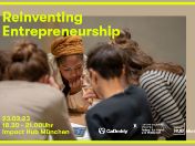 Ankündigungsmotiv Reinventing Entrepreneurship: Vier Menschen im Gespräch über einen Tisch gebeugt