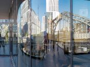 München Hackerbrücke gespiegelt in einer Glasfassade