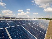 Photovoltaikanlage am Agnes-Pockels-Bogen in München, im Hintergrund der Fernsehturm