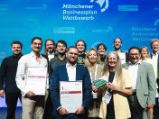 Gruppenbild mit allen Siegerteams im Münchener Businessplan Wettbewerb 2025