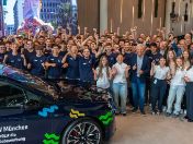 OB Reiter umringt vom Ausbildungsjahrgang bei BMW