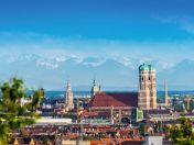 Innenstadt von München bei Fön mit Blick auf die Alpen