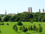 Stadtsilhouette von München, im Vordergrund der Englische Garten