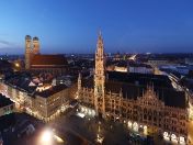Stadtansicht Marienplatz am Abend mit Frauenkirche und Rathaus