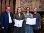 Wirtschaftsreferent Clemens Baumgärtner, Francesca Rübesamen (Preisträgerin HM), Britta von Voithenberg (Preisträgerin LMU), Bürgermeisterin Katrin Habenschaden
