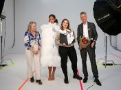 Münchner Modepreis 2022 - von links: Jurymitglied Doris Hartwich, Model, Helena El Malek, Kurt Kapp (Ltg. Wirtschaftsförderung, LHM)  
