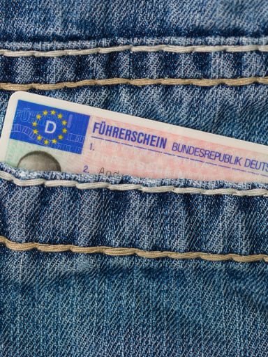 Führerschein steckt in der Hosentasche einer Jeans. 