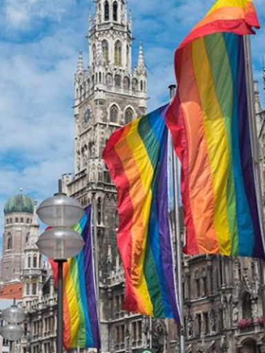 Regenbogenflaggen vor dem Rathaus München