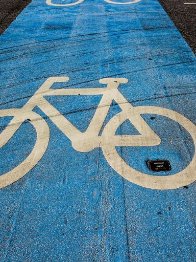 Blau markierter Fahrradweg