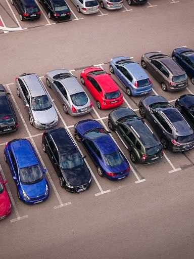 Parkende Autos in aufgzeichneten Parkplätzen. 