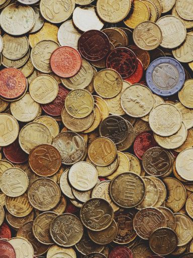 Viele verschiedene Euromünzen liegen aufeinander 