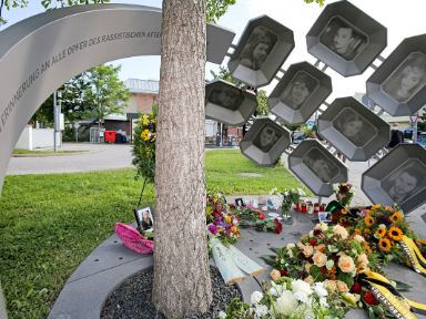 An die Opfer des rassistischen Attentats erinnert seit 2017 das Denkmal „Für Euch“ an der Hanauer Straße 77.