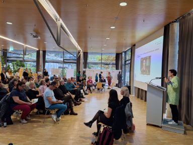 Gesundheitsreferentin Beatrix Zurek begrüßt die Besucher*innen beim dritten Regionalforum im Münchner Südosten am 22. Oktober 2024