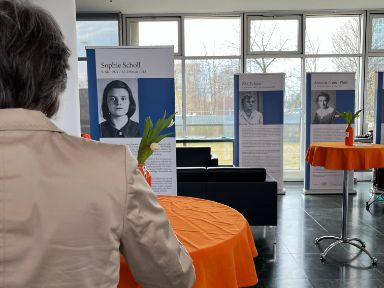Ausstellung „Frauen in München“ im Foyer des Abfallwirtschaftsbetriebs München (AWM): Besucherin und 3 Ausstellungswände mit Informationen über Sophie Scholl, Zita Zehner und Toni Pfülf