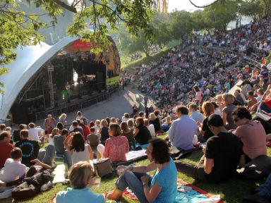 Theatron Open-Air: Seebühne mit Band auf der Bühne und vielen Zuschauer*innen