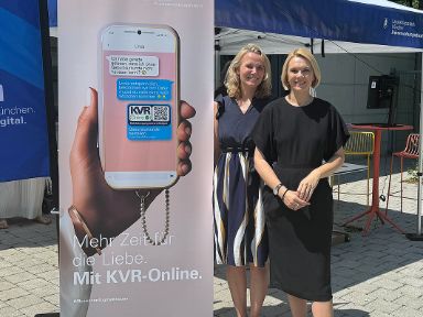 Kreisverwaltungsreferentin Dr. Hanna Sammüller und IT-Referentin Dr. Laura Dornheim (v.l.) bei der Veranstaltungsreihe „Bürgerservice on Tour: KVR-Online kommt in die Stadtviertel“