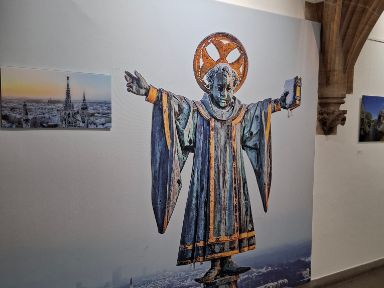 Michael Nagy und OB Reiter vor Bildern der Ausstellung "Behördlich erfasst"