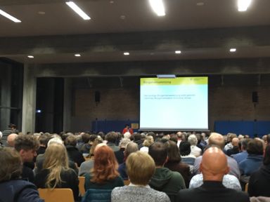 Münchnerinnen und Münchner bei einer Bürgerversammlung