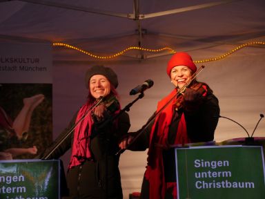 Monika Drasch und Traudi Siferlinger beim Singen unterm Christbaum