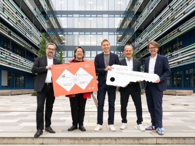 Gruppenbild der Einweihungsfeier der Willi-Brandt-Gesamtschule mit von links nach rechts Detlev Langer, Annette Antesberger, Dominik Krause, Daniel Deiser und Florian Kaus. 