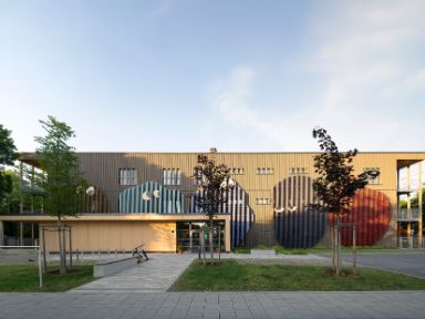 Außenanschit des Haus für Kinder an der Quiddestraße mit den Blobbs - Kunst am Bau