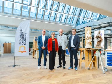v.l.n.r.:  Robert Dick (Schulleiter der Städtischen beruflichen Schulen für das Spenglerhandwerk, Umwelt- und Versorgungstechnik), Iris Lemke (Leitende Baudirektorin),  Jürgen Schultheiß (Schulleiter der Städtischen beruflichen Schulen für das Bau- und Kunsthandwerk) und Stadtschulrat Florian Kraus bei der Einweihung des Beruflichen Bildungszentrums Thomas Wimmer in einer modern ausgestatteten Holzwerkstatt.