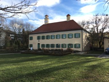 Das Bild zeigt das Pelkovenschlössl (Kultur- und Bürgerhaus) in Moosach. 