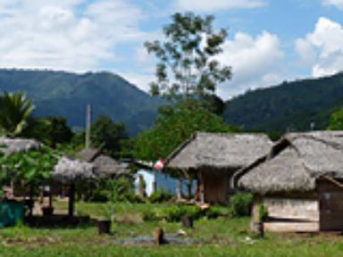 Dorfhütten im Peruanischen Regenwald; Foto: © Sylvia Baringer