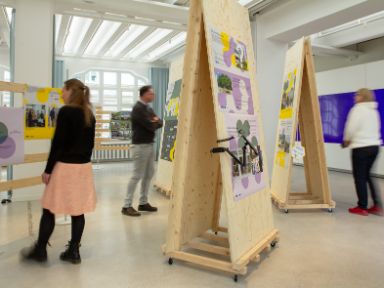 NEBourhoods-Ausstellung-Besucher