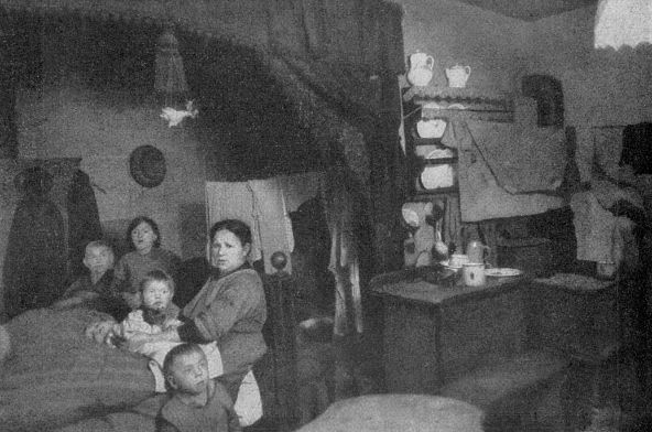 Notleidende Familie, ca. 1920
