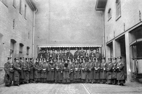 Straßenbahnschaffnerinnen in Dienstuniform, 1916.