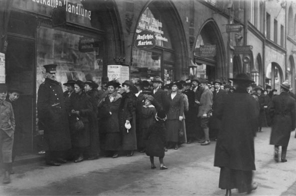 Anstehen für Lebensmittel in der Orlandostraße, April 1918.