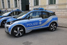 Blaues Münchner Polizeiauto