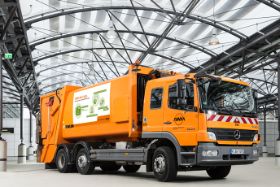 Orangenes Müllauto des Abfallwirtschaftsbetriebes