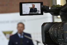 Videokamera bei einer Pressekonferenz der Feuerwehr