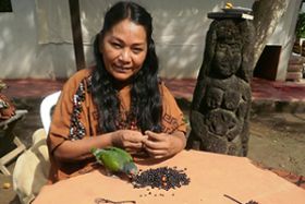 Frau stellt Schmuck aus Regenwaldmaterialien her