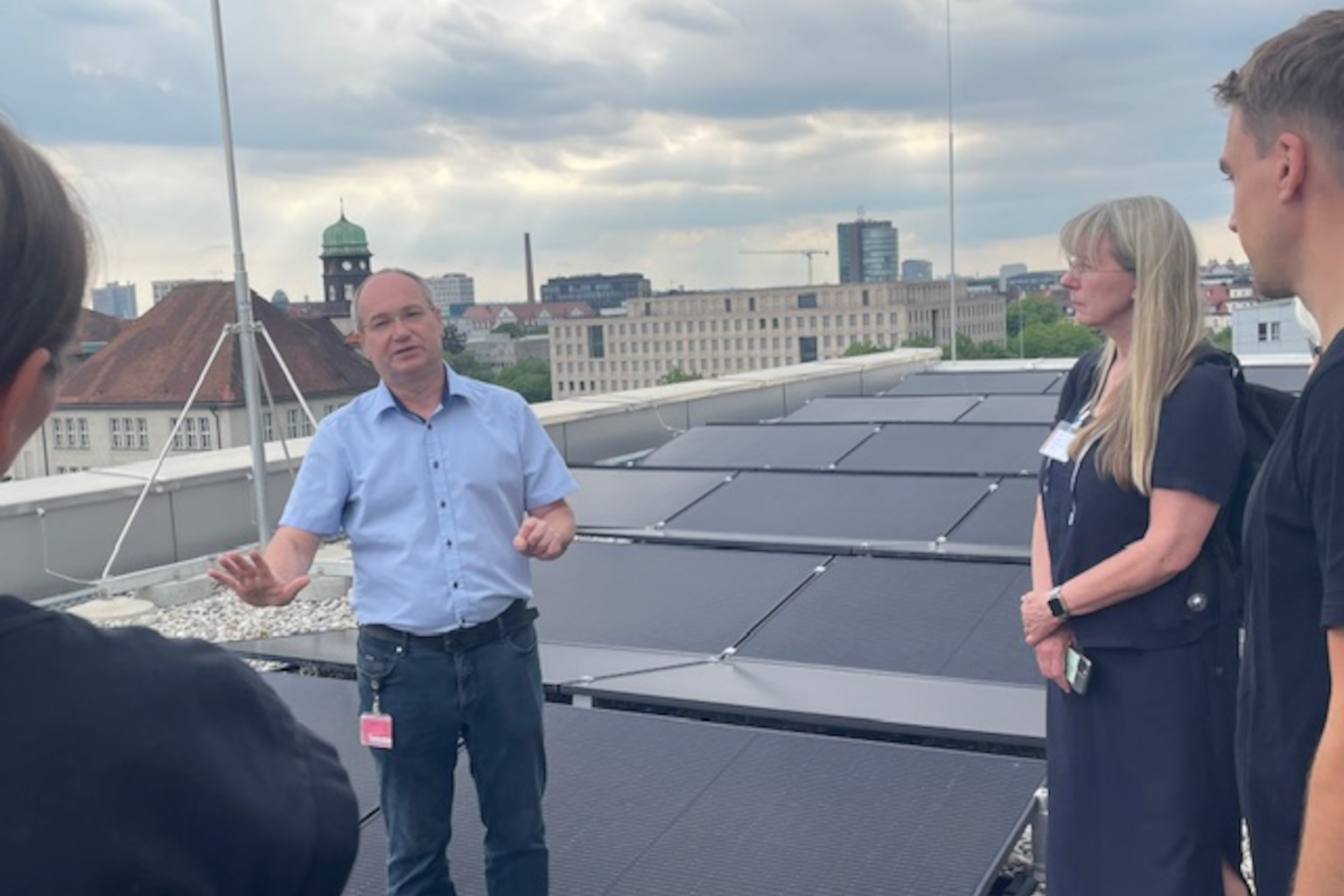 Gruppe besichtigt PV-Module auf dem Dach des Telekom-Gebäudes an der Marsstraße
