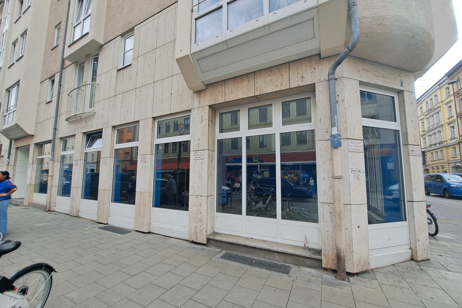 Fenster im Erdgeschoss eines Gebäudes