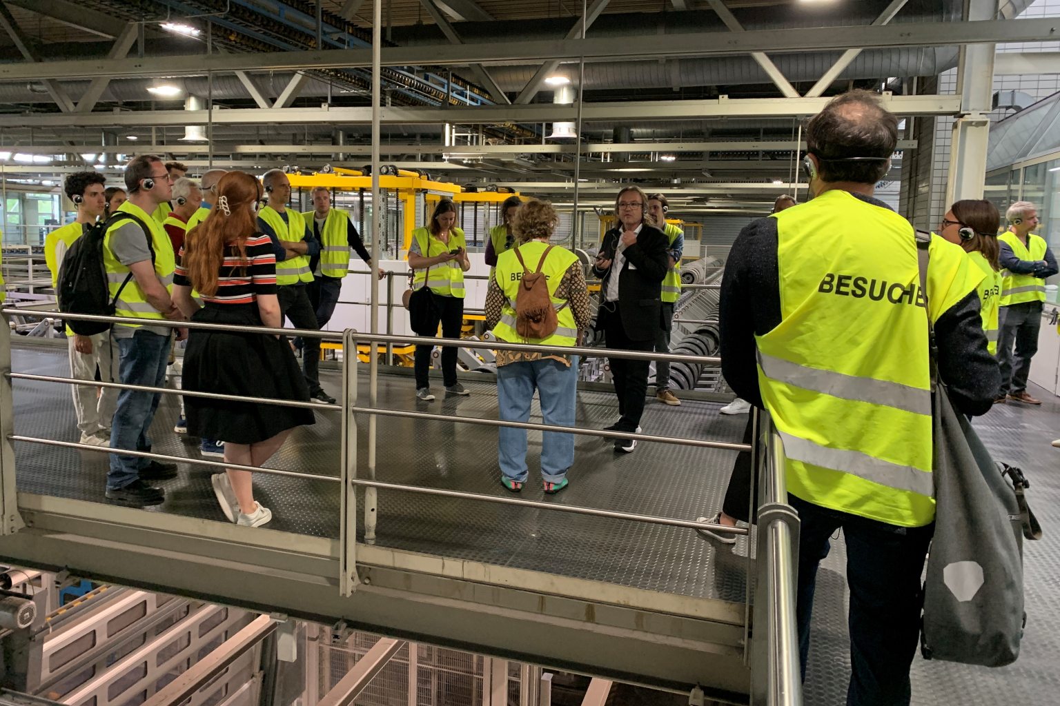 Besucher auf einer Tour durch die Druckerei