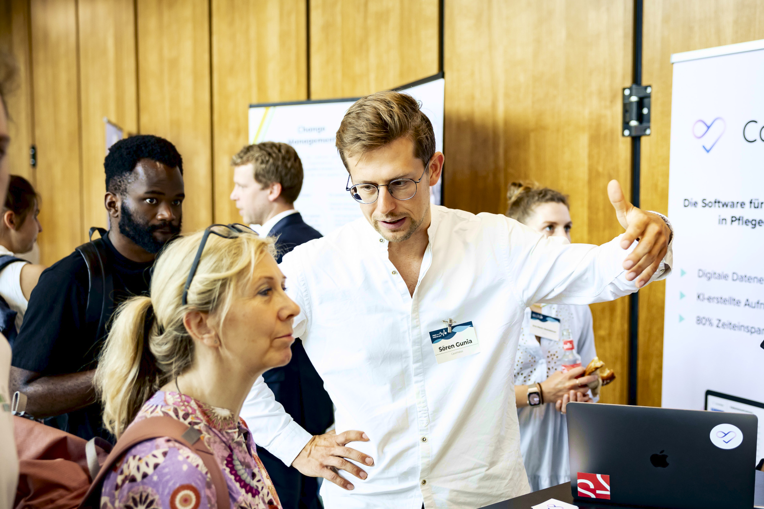 Teilnehmende der digital health & care - Konferenz im Gespräch