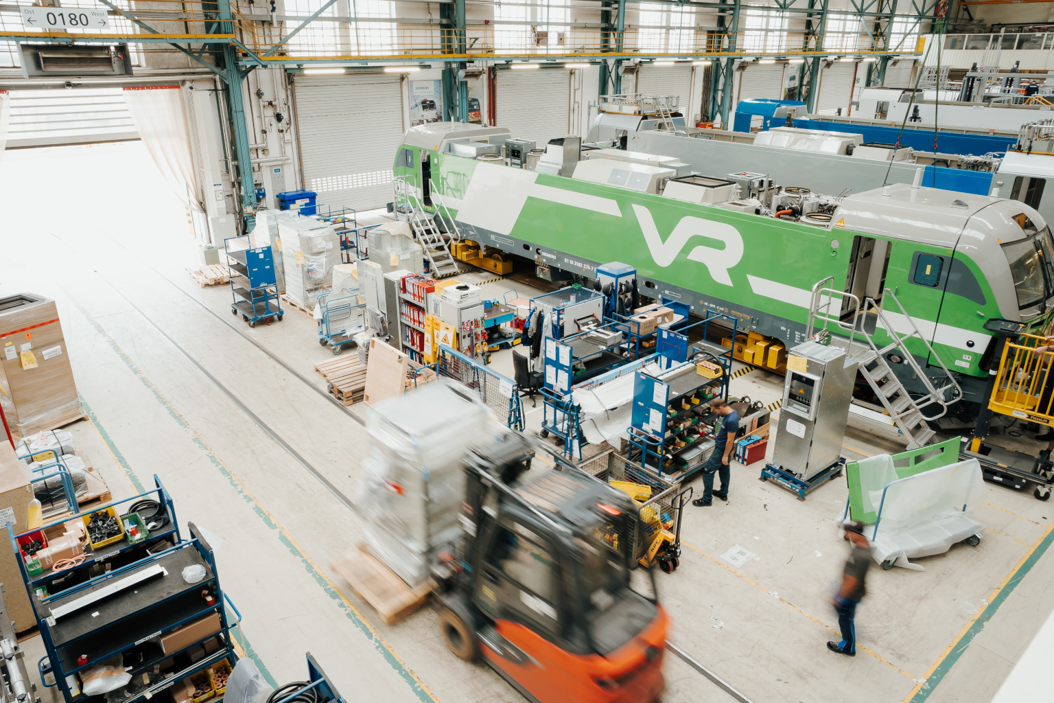 Produktionshalle mit Loks, die sich in Produktion befinden
