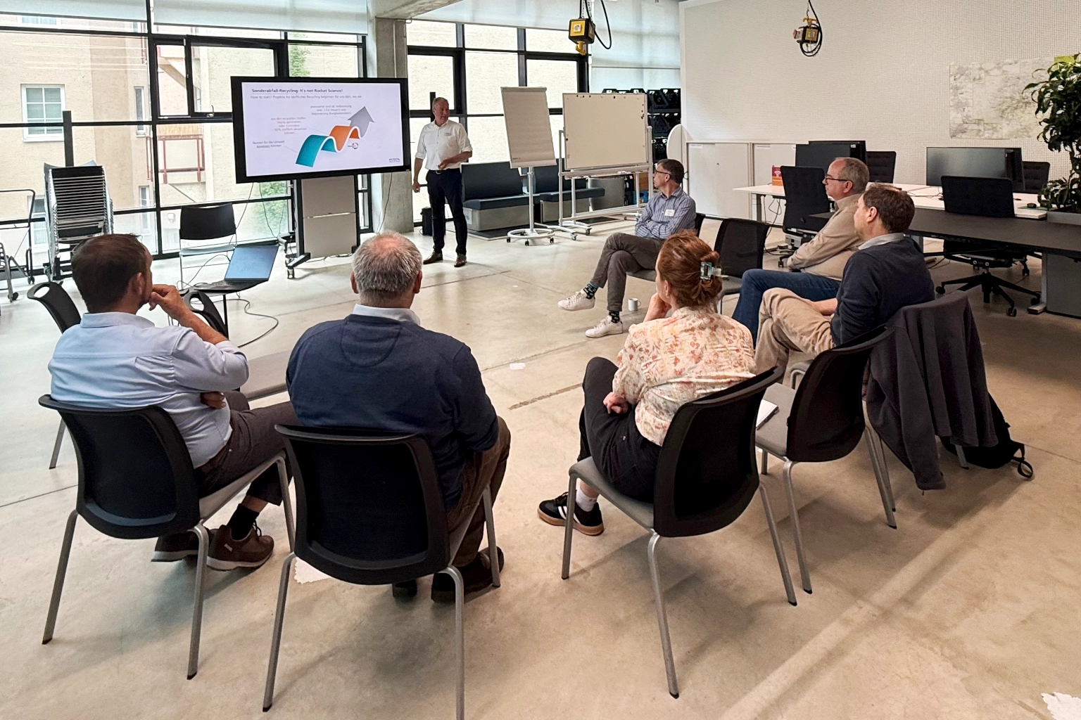 Workshop-Runde mit sechs Teilnehmenden und Referent