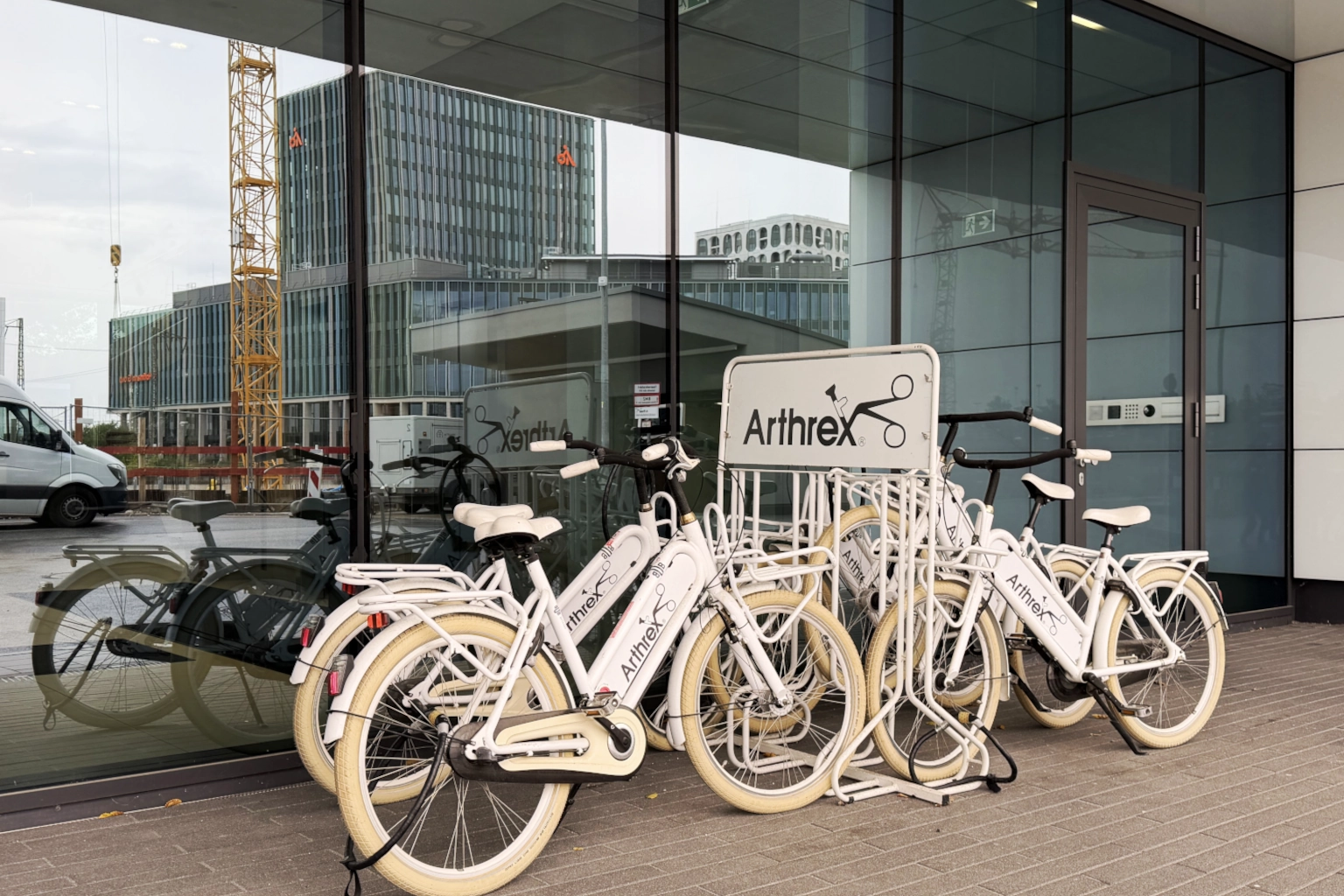 Firmenräder vor dem Gebäude von Arthrex