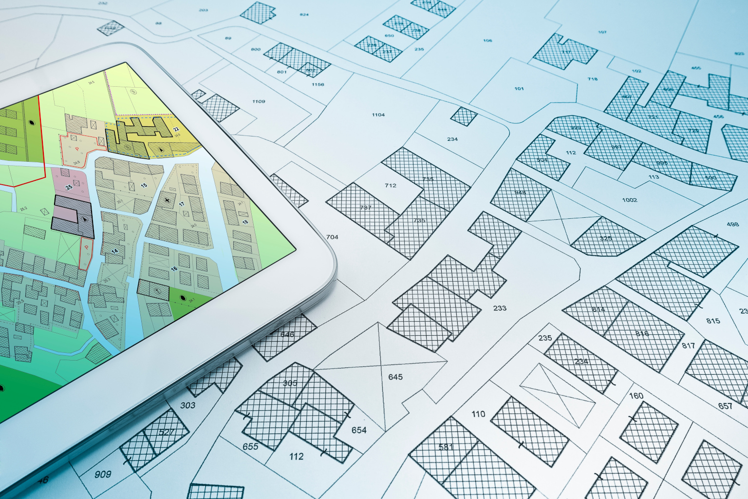 Stadtplan und Tablet mit Planung