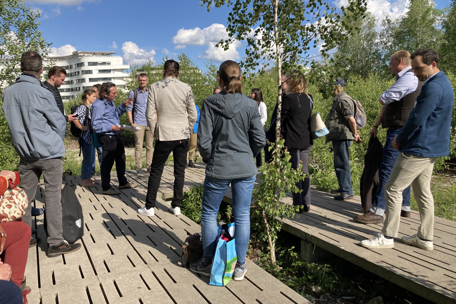 Gruppe bei Geländerundgang im Sommer