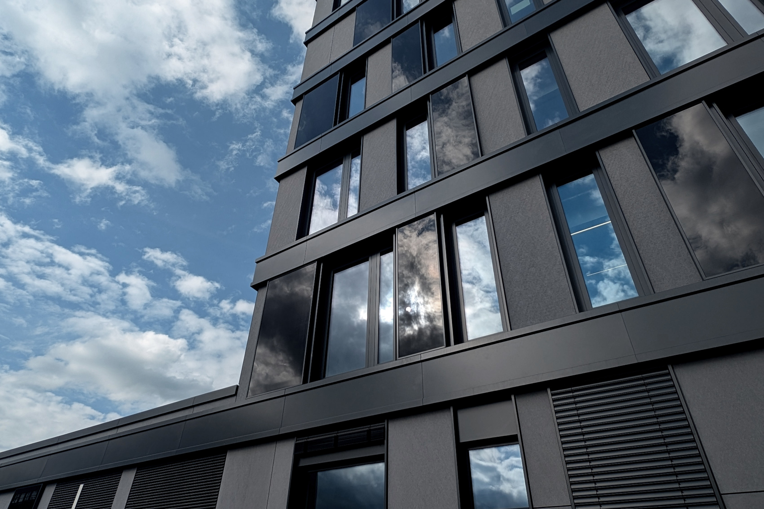 Fassade eines neuen Bürogebäudes mit Solarpaneelen
