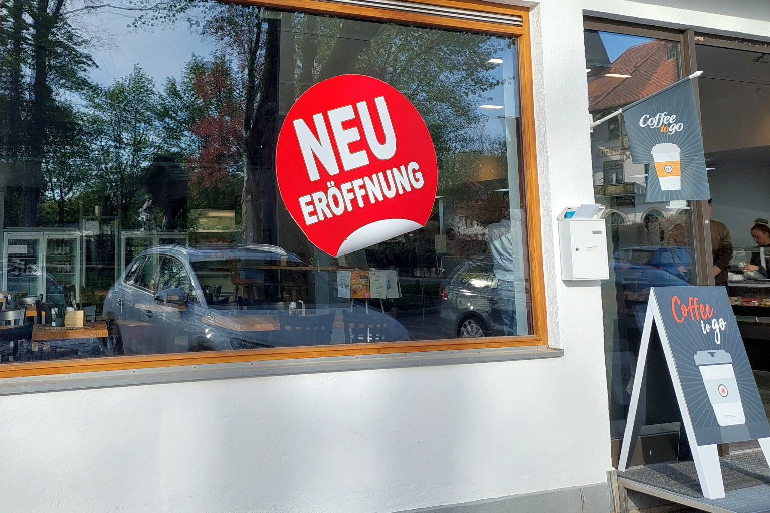 Schaufenster mit Aufkleber 